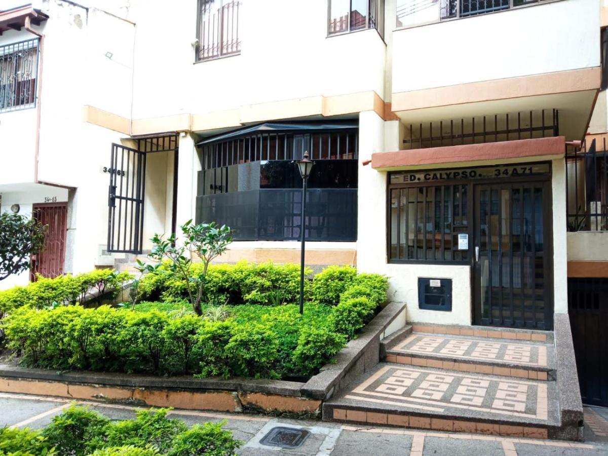 Acogedor Apartaestudio Ubicado En Laureles Apartman Medellín Kültér fotó