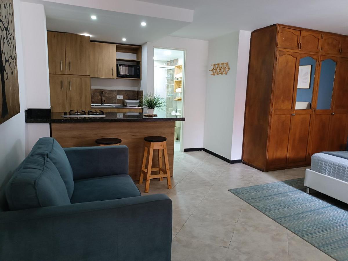 Acogedor Apartaestudio Ubicado En Laureles Apartman Medellín Kültér fotó