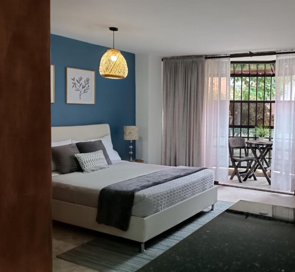 Acogedor Apartaestudio Ubicado En Laureles Apartman Medellín Kültér fotó