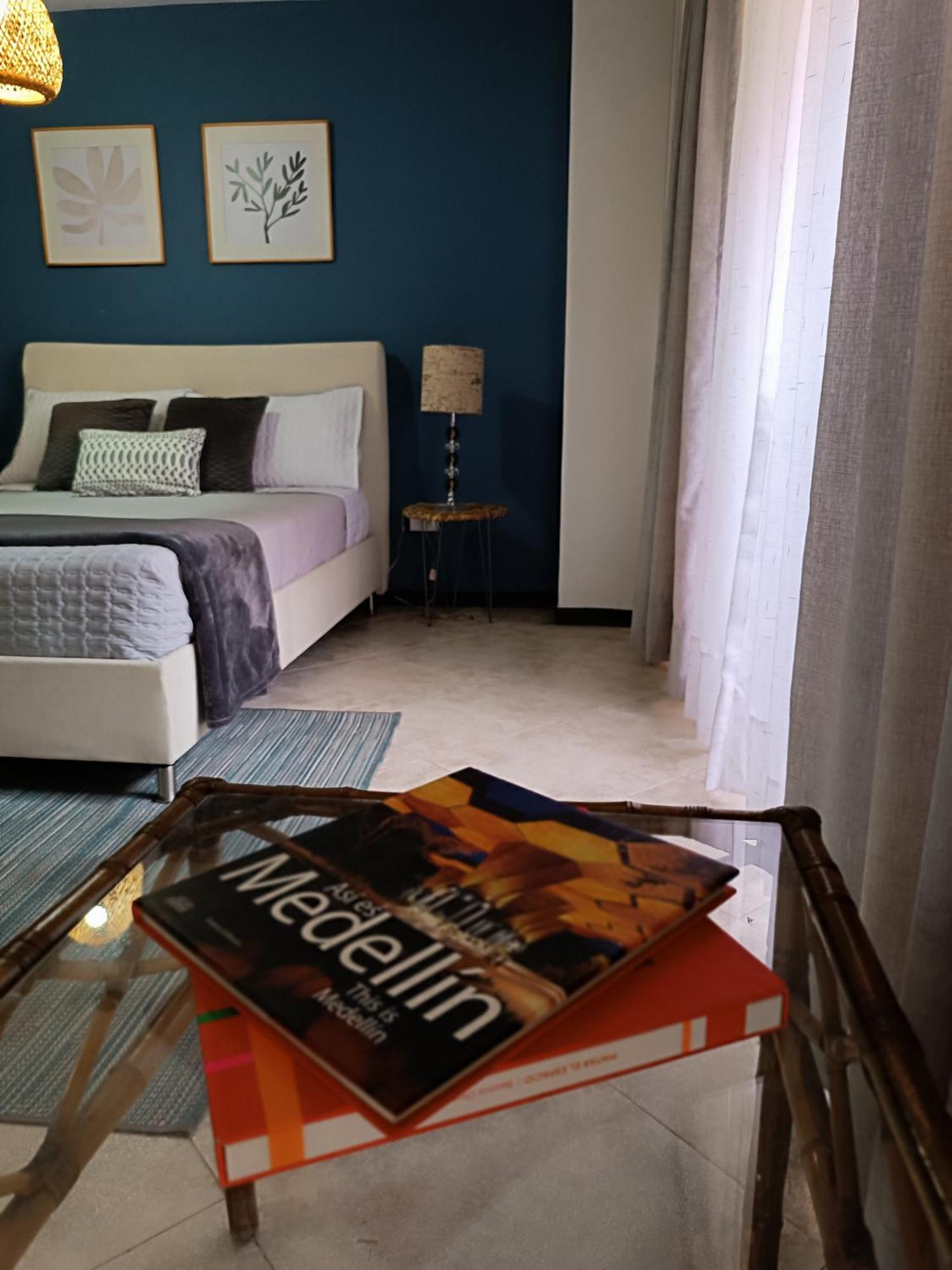 Acogedor Apartaestudio Ubicado En Laureles Apartman Medellín Kültér fotó
